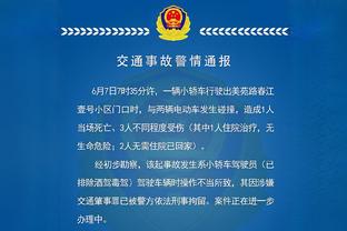 锋卫摇摆人！罗梅罗进攻时顶到中锋位置，防守时又退回到中卫